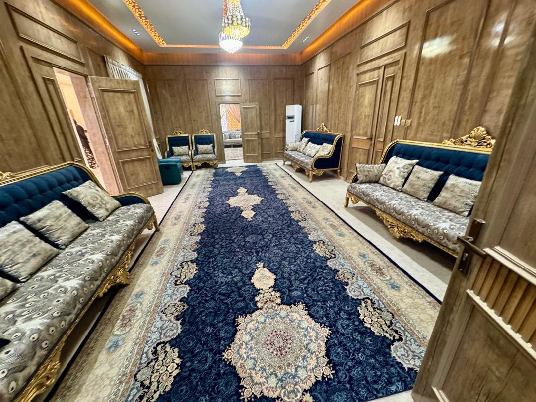 Salon de réception rénové, boiseries et mobilier d'apparat