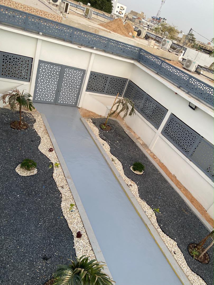 Rigole d'eau et dallage aménagés en toiture terrasse