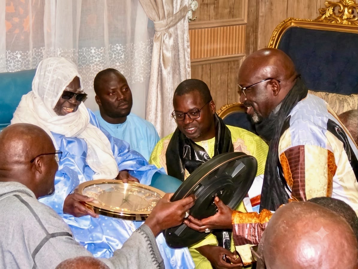 Ababacar Ngom présente une horloge à Serigne Mountakha Mbacké et Serigne Abdou Hakim Mbacké