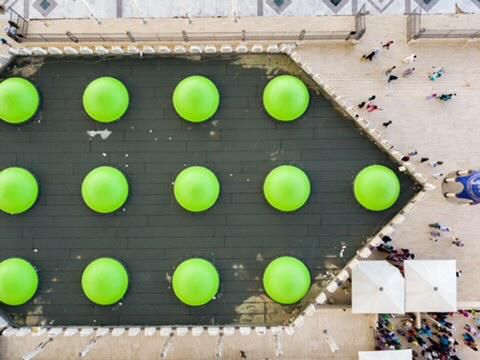 Dômes verts protégés par le système d'étanchéité