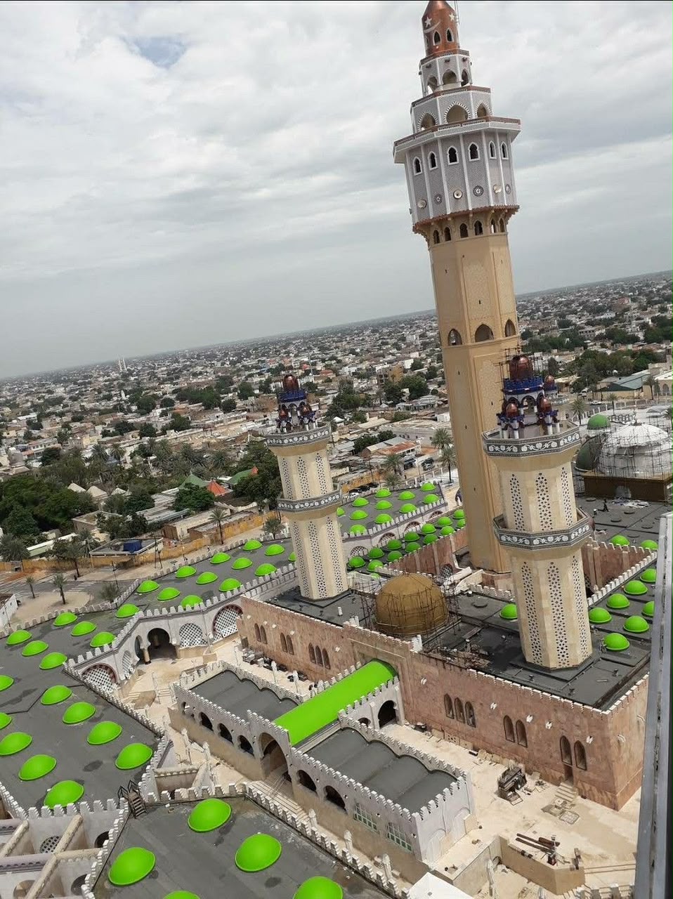 Vue aérienne des dômes de la Grande Mosquée de Touba, chantier d'étanchéité en cours