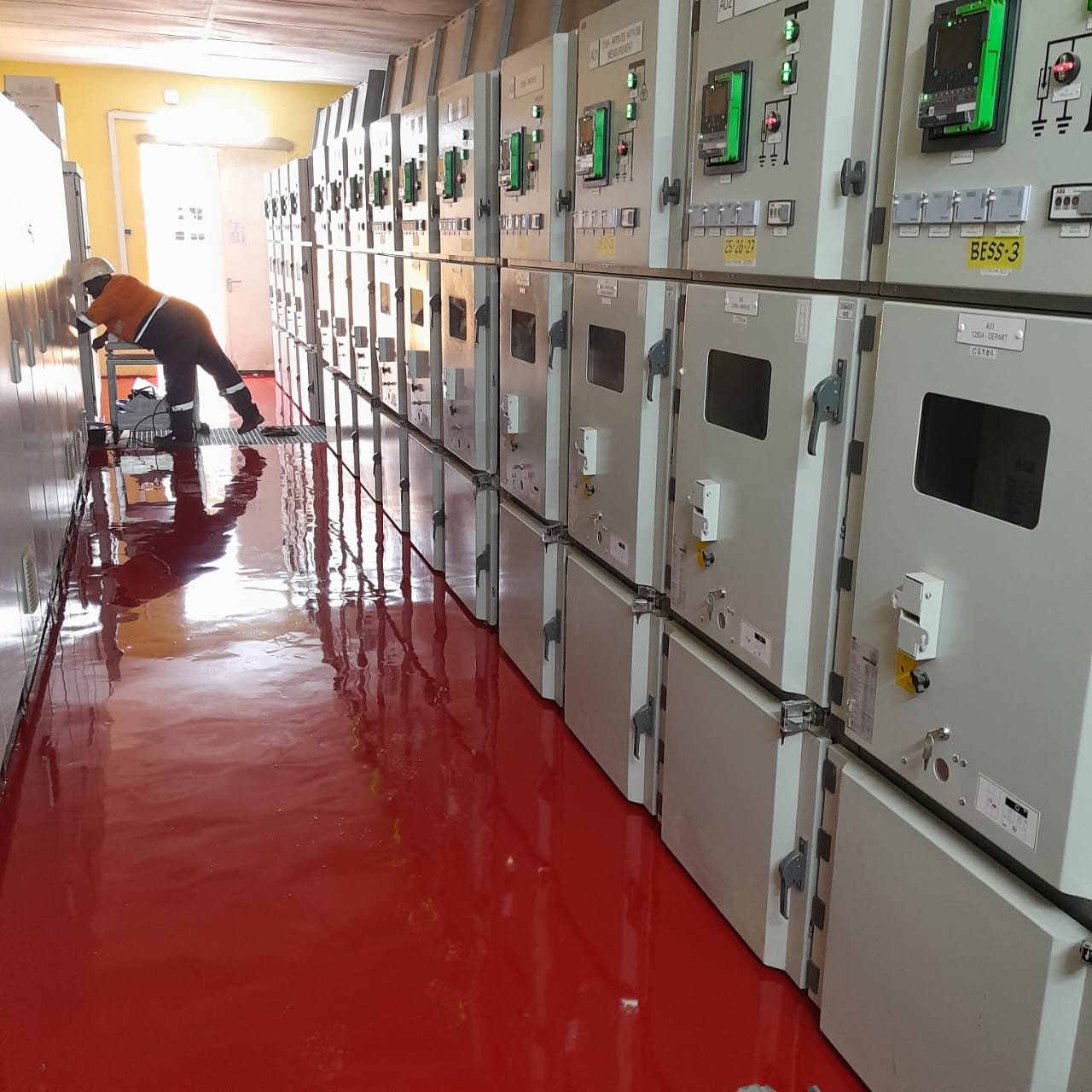 Salle électrique haute tension au sol résine rouge