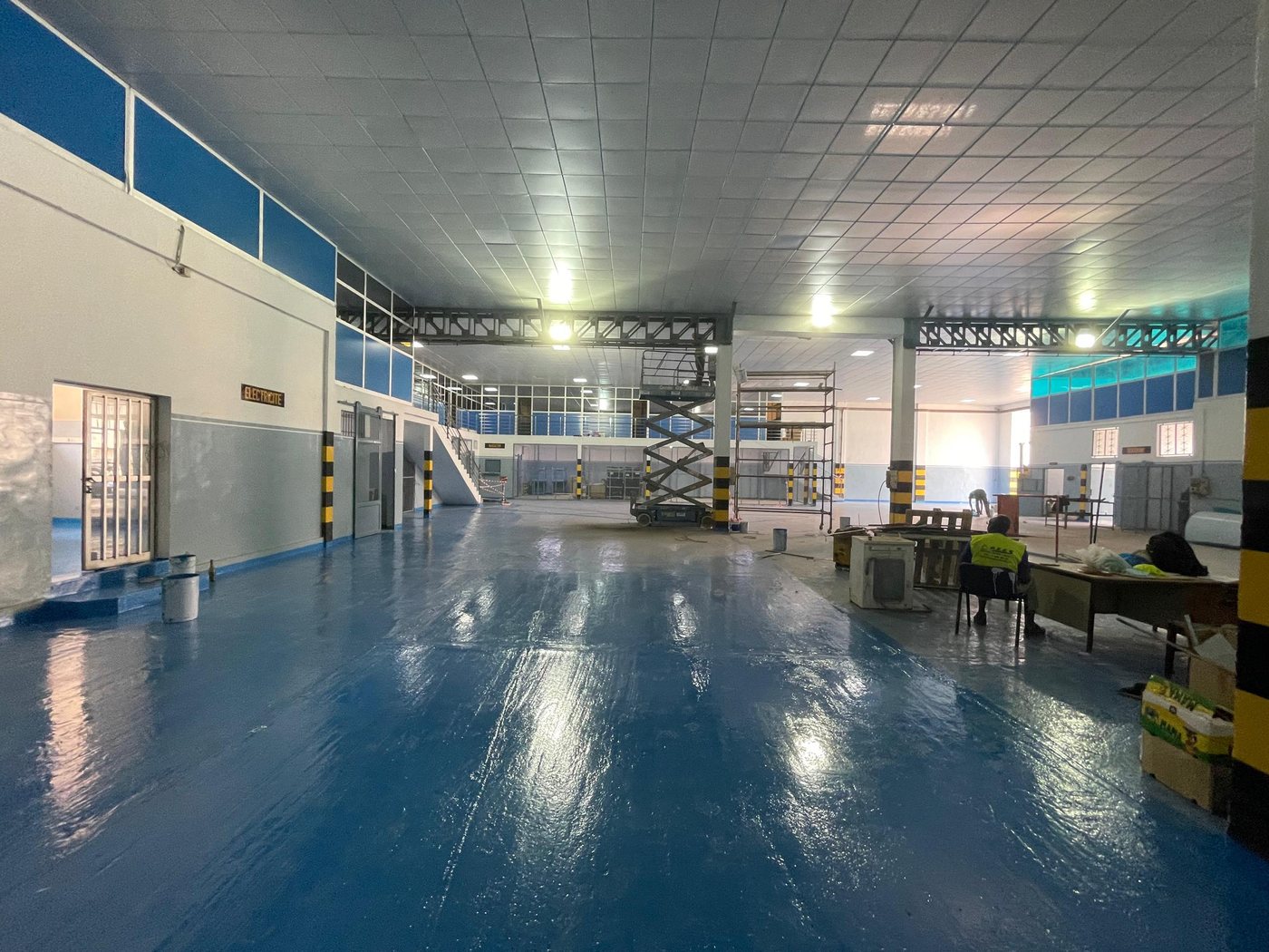 Halle industrielle après application de la résine époxy bleue