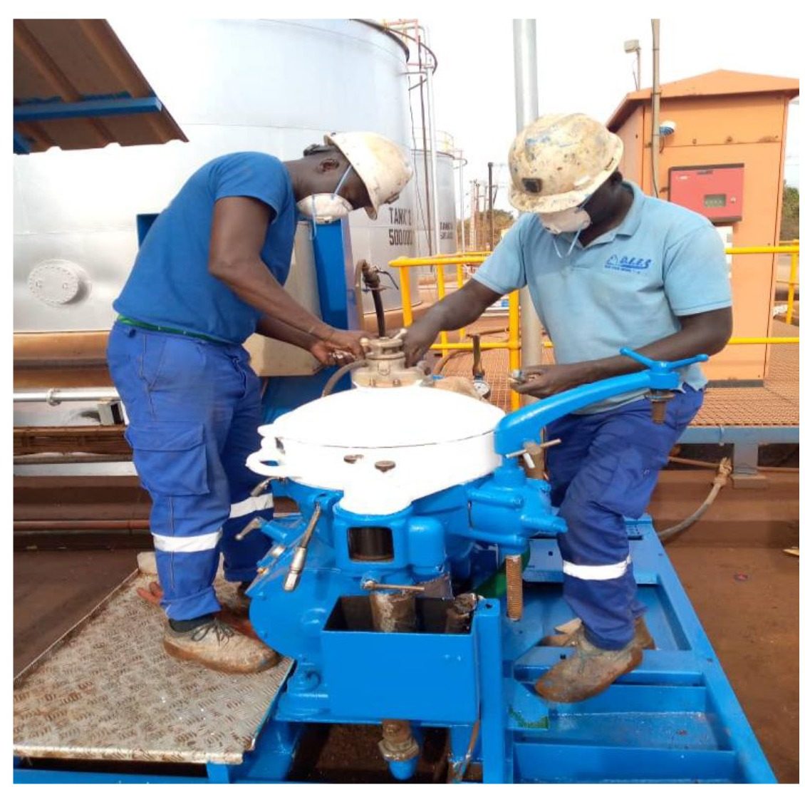Techniciens DEES en maintenance d'un équipement industriel